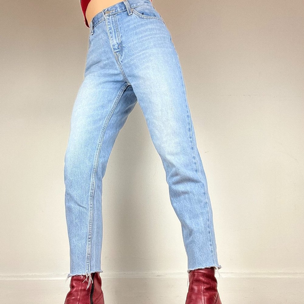 Levi’s High Rise / High Waisted Mom Jeans - Waist 26 - Medium / Light Wash